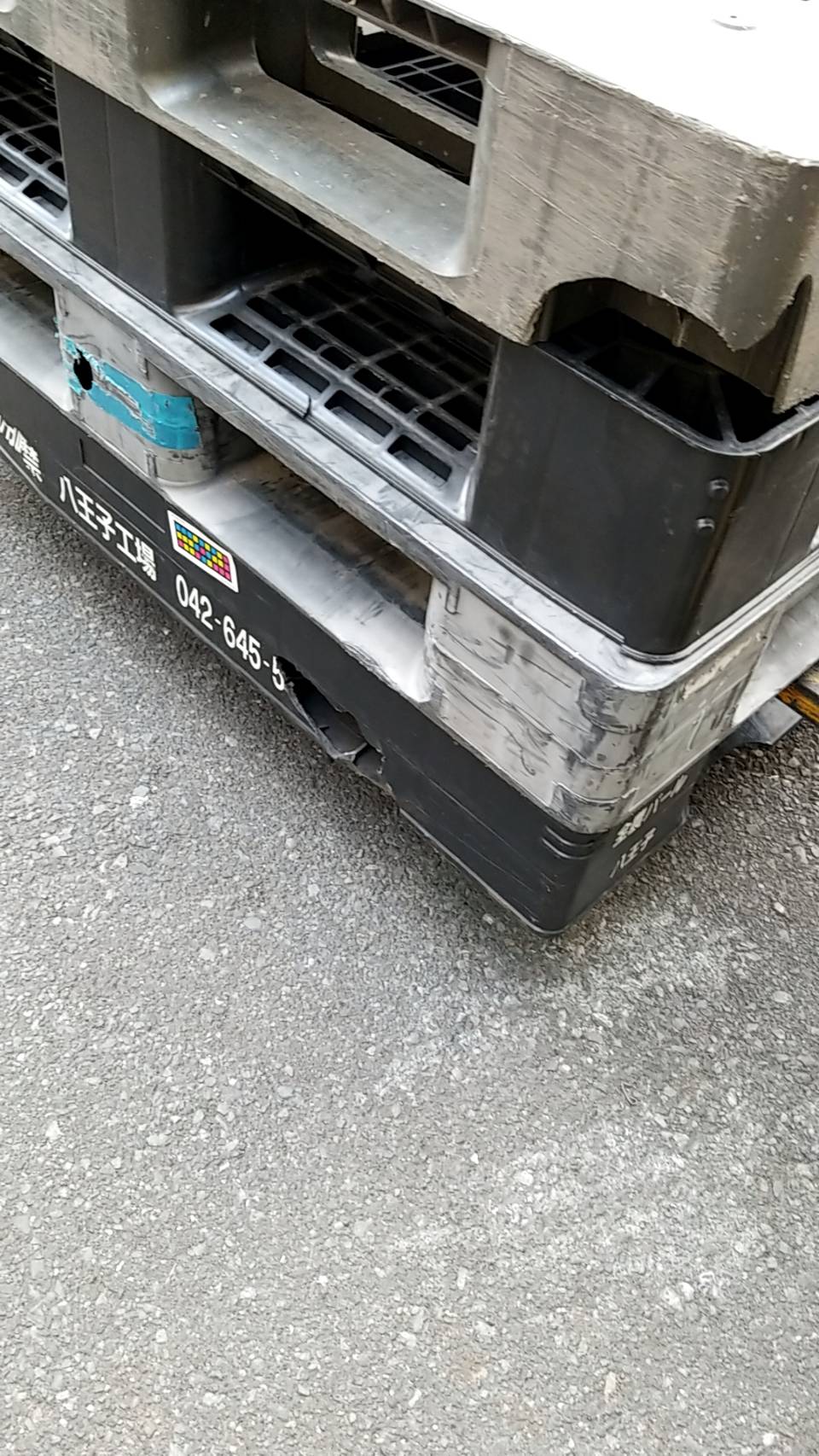 中古プラスチックパレット(片面四方差し、かけ割れ有り)